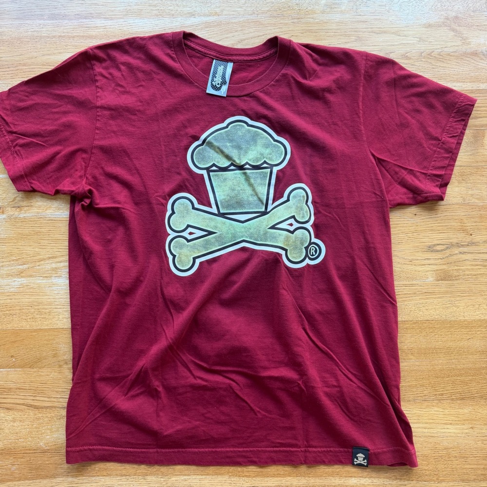 Johnny Cupcakes Crossbones Logo Graphic T-Shirt Maroon Burgundy Mens Large L